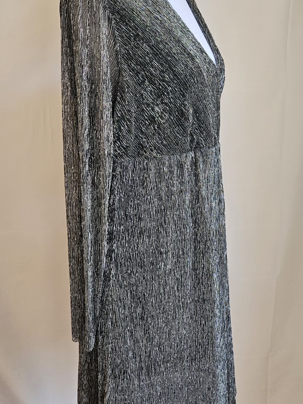 Serra Metallic Silver Plisse Long Sleeve Wrap Dress NWT Size Small - Picture 7 of 16